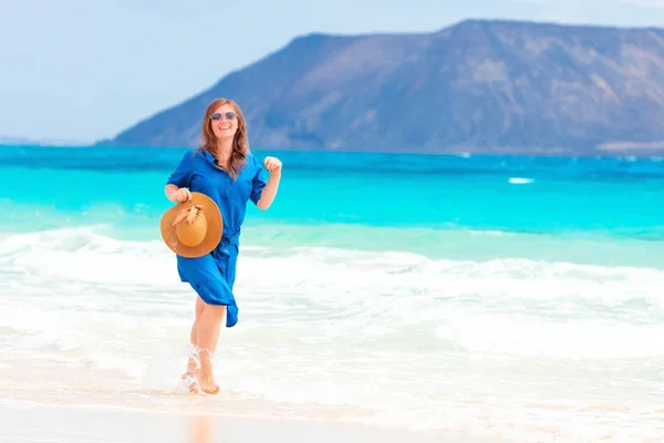 Mujer Viajero Feliz Vestido Azul Disfruta Sus Vacaciones Playa Tropical —  Fotos de Stock