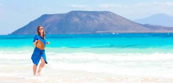 Mujer Viajero Feliz Vestido Azul Disfruta Sus Vacaciones Playa Tropical —  Fotos de Stock