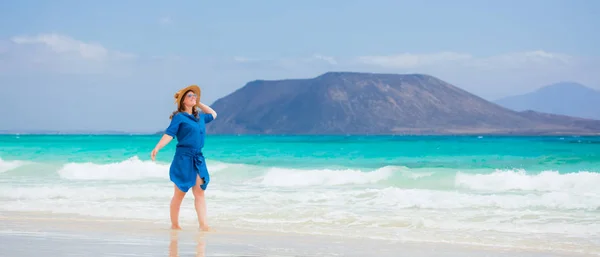 Mujer Viajero Feliz Vestido Azul Disfruta Sus Vacaciones Playa Tropical —  Fotos de Stock