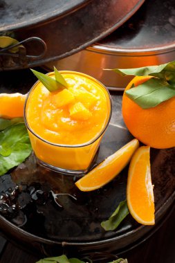 cam masa üzerinde taze portakal suyu ile