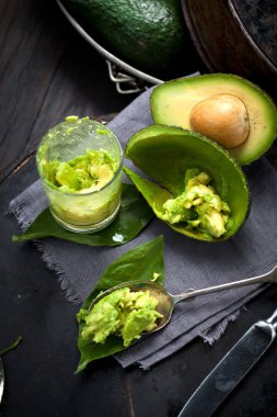 koyu ahşap arka plan üzerinde avokado. beceremedim. seçici odak.