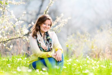 Güzel kadın zevk Papatya alan, güzel kadın güzel kız çiçek, çayırda uzanmış açık rahatlatıcı.