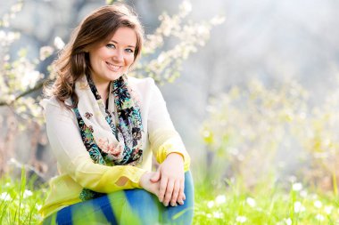 Güzel kadın zevk Papatya alan, güzel kadın güzel kız çiçek, çayırda uzanmış açık rahatlatıcı.