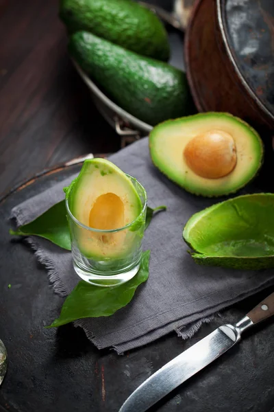 Avocado Een Donkere Hout Achtergrond Verven Selectieve Aandacht — Stockfoto