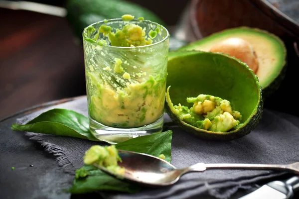 Aguacate Sobre Fondo Madera Oscura Teñido Enfoque Selectivo —  Fotos de Stock