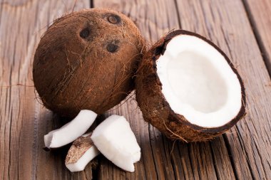 eski ahşap zemin üzerine yarıya Hindistan cevizi