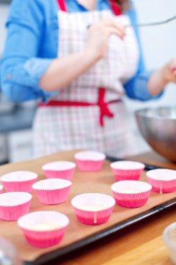 Genç ve güzel kadın lezzetli çörekler evde pişirme.