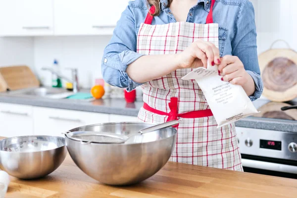 Ženy Jsou Míchání Ingrediencí Dortu Nerezové Misce Její Kuchyni Pro — Stock fotografie