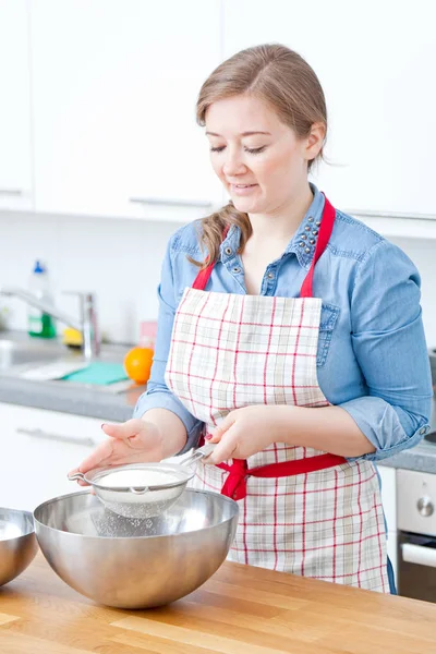 在她的厨房里 女人们正在用不锈钢碗里混合蛋糕的食材 准备周末聚会 — 图库照片
