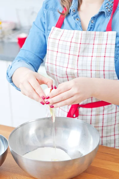 Ženy Jsou Míchání Ingrediencí Dortu Nerezové Misce Její Kuchyni Pro — Stock fotografie