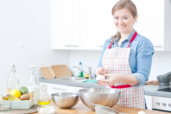 在她的厨房里 女人们正在用不锈钢碗里混合蛋糕的食材 准备周末聚会 — 图库照片