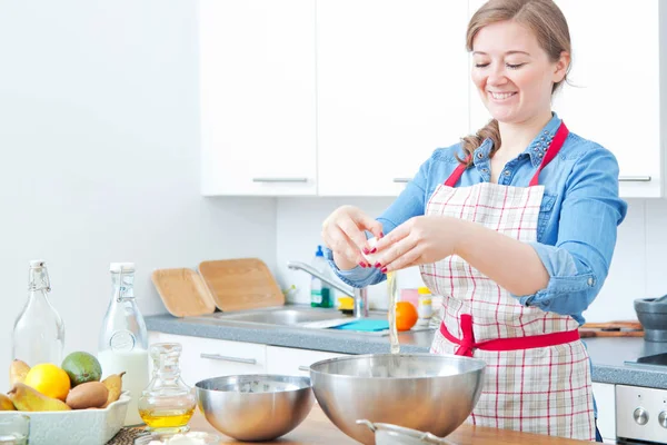 Las Mujeres Están Mezclando Los Ingredientes Pastel Tazón Acero Inoxidable —  Fotos de Stock