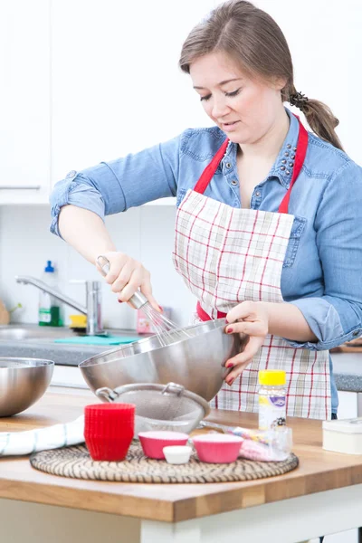 Las Mujeres Están Mezclando Los Ingredientes Pastel Tazón Acero Inoxidable —  Fotos de Stock