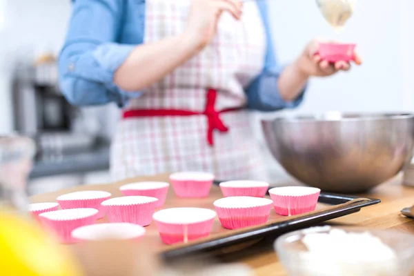 Mooie Jonge Vrouw Bakken Van Lekkere Muffins Thuis — Stockfoto