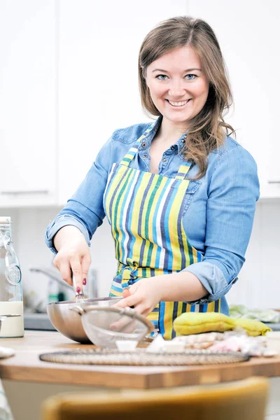 Ženy Jsou Míchání Ingrediencí Dortu Nerezové Misce Její Kuchyni Pro — Stock fotografie