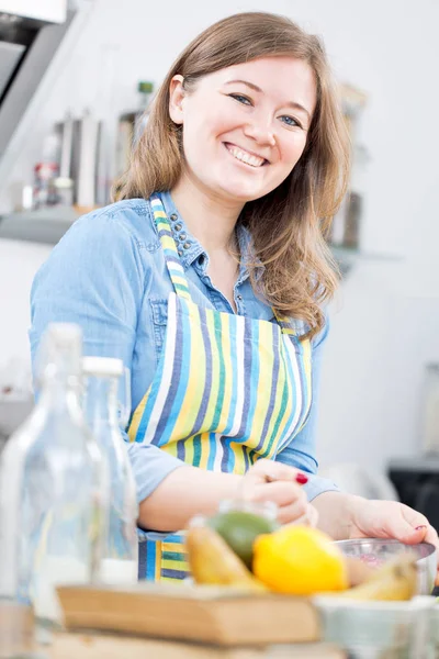 Женщины Смешивают Ингредиенты Торта Нержавеющей Миске Кухне Вечеринки Выходные Дни — стоковое фото