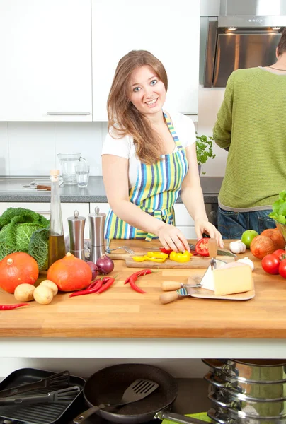 Kochende Frau Schaut Beim Zubereiten Von Essen Der Küche Auf — Stockfoto