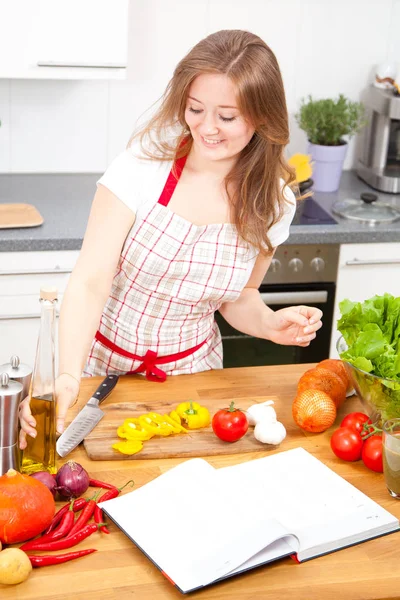 Jovem Cozinhar Cozinha Alimentos Saudáveis Salada Legumes Dieta Conceito Dieta — Fotografia de Stock