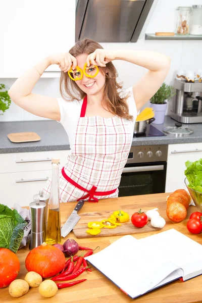 Jovem Cozinhar Cozinha Alimentos Saudáveis Salada Legumes Dieta Conceito Dieta — Fotografia de Stock