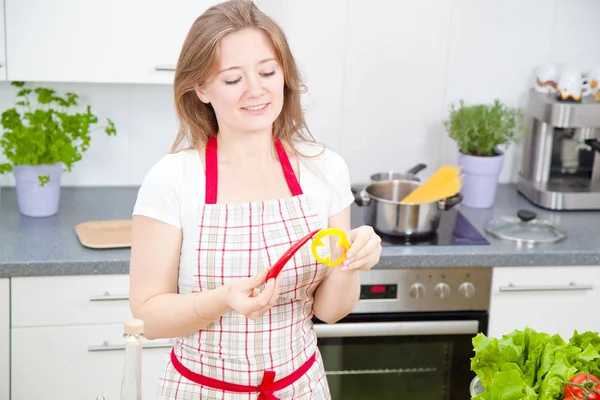 Jonge Vrouw Kookt Keuken Gezond Eten Plantaardige Salade Dieet Dieetconcept — Stockfoto