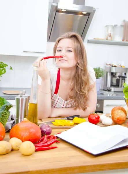 Jonge Vrouw Kookt Keuken Gezond Eten Plantaardige Salade Dieet Dieetconcept — Stockfoto