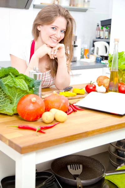 Tânăra Găteşte Bucătărie Alimente Sănătoase Salată Legume Dieta Conceptul Dieta — Fotografie, imagine de stoc