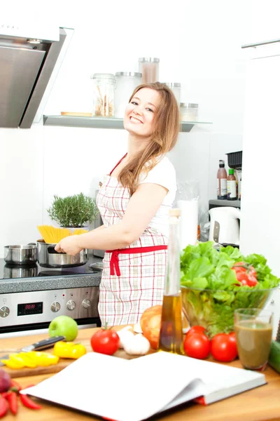 Giovane Donna Che Cucina Cucina Cibo Sano Insalata Verdure Dieta — Foto Stock