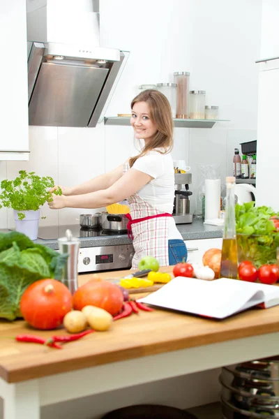 주방에서 요리하는 건강에 샐러드 다이어트 다이어트 집에서 요리를 음식을 준비하라 — 스톡 사진