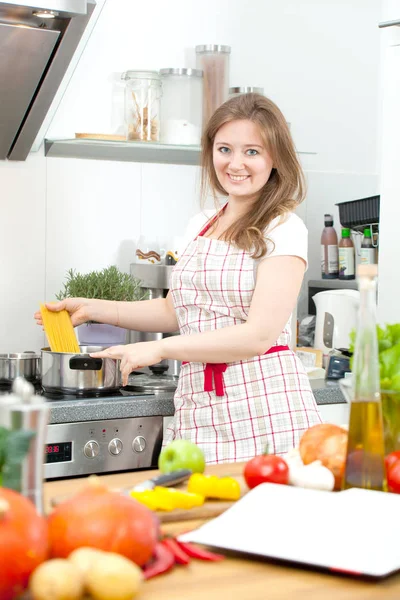 Jonge Vrouw Kookt Keuken Gezond Eten Plantaardige Salade Dieet Dieetconcept — Stockfoto