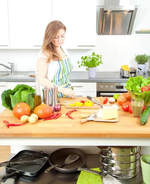 Junge Frau Kocht Der Küche Gesunde Ernährung Gemüsesalat Ernährung Diätkonzept — Stockfoto