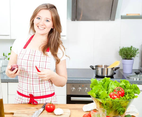 주방에서 요리하는 건강에 샐러드 다이어트 다이어트 집에서 요리를 음식을 준비하라 — 스톡 사진
