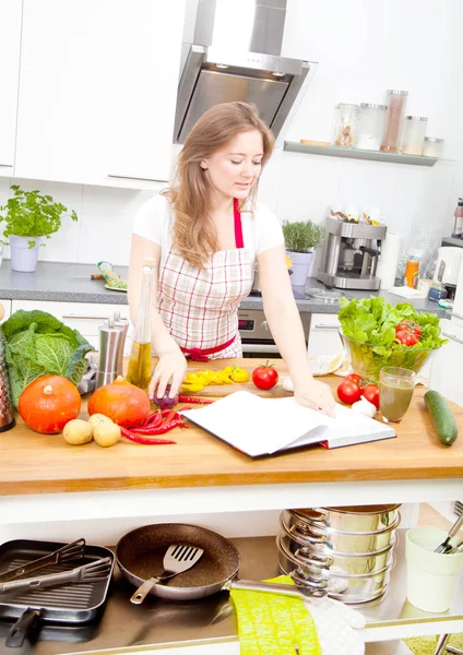 Jonge Vrouw Kookt Keuken Gezond Eten Plantaardige Salade Dieet Dieetconcept — Stockfoto