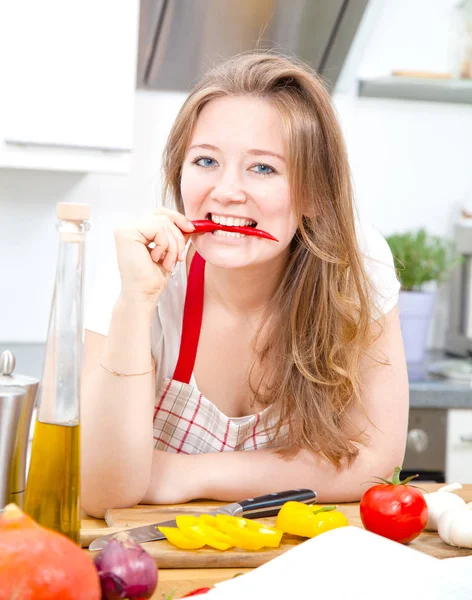 Jonge Vrouw Kookt Keuken Gezond Eten Plantaardige Salade Dieet Dieetconcept — Stockfoto