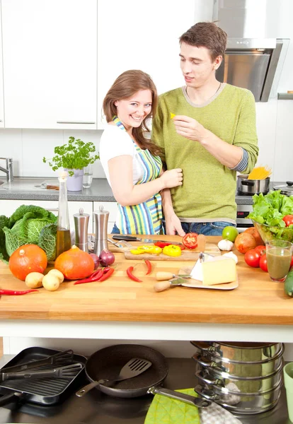 Glückliches Sportliches Paar Bereitet Gesundes Essen Leichter Küche Gesundes Ernährungskonzept — Stockfoto