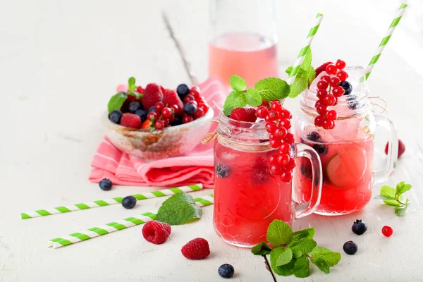 Sommerbeeren Trinken Limonade Mit Himbeere Und Brombeere Mit Zitrone Minze — Stockfoto