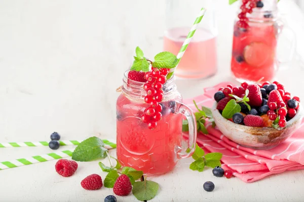 Berry Lato Napój Lemoniady Maliny Jeżyny Cytryna Mięta Słoiku Mason — Zdjęcie stockowe
