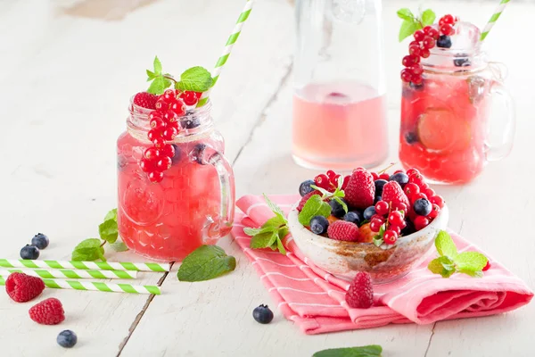 Yaz Berry Içki Limonata Ile Ahududu Böğürtlen Ile Limon Nane — Stok fotoğraf