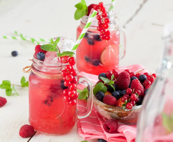 Bebida Bagas Verão Limonada Com Framboesa Amora Com Limão Hortelã — Fotografia de Stock