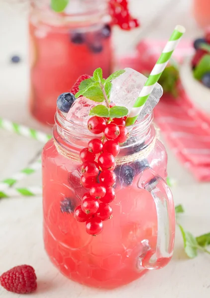 Bebida Bagas Verão Limonada Com Framboesa Amora Com Limão Hortelã — Fotografia de Stock