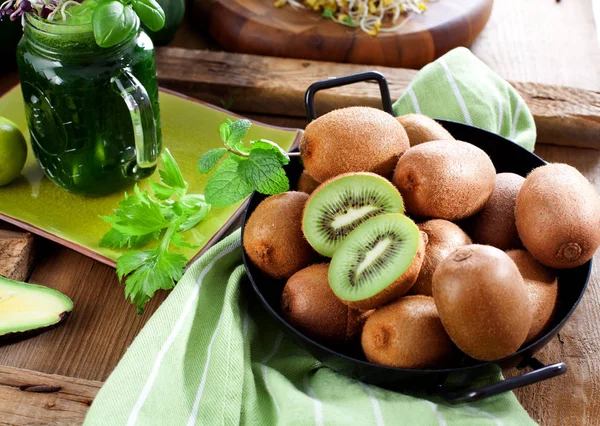 Kiwi Fruta Fundo Madeira Com Espaço Cópia — Fotografia de Stock