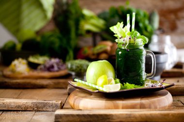 Koyu ahşap zemin üzerine taze sebze suyu.