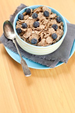 Kase yoğurt ve üst görünümden ahşap arka plan üzerinde taze çilek ile ev yapımı granola.