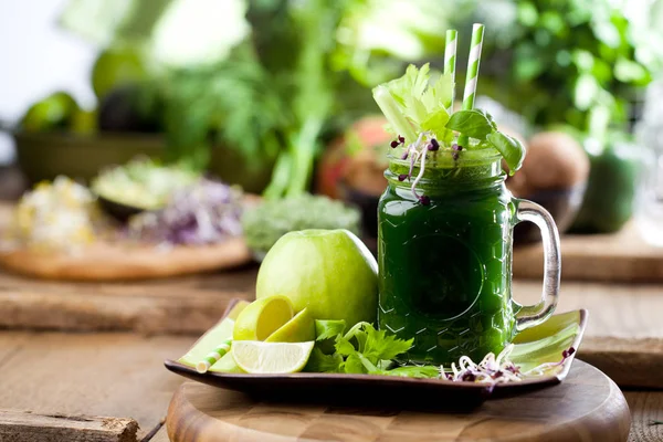 Vaso Jugo Verduras Frescas Sobre Fondo Madera Oscura —  Fotos de Stock