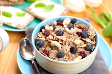 Kase yoğurt ve üst görünümden ahşap arka plan üzerinde taze çilek ile ev yapımı granola.