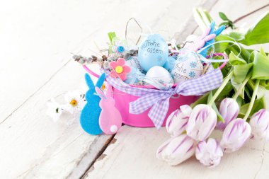 Tahtaların üzerinde paskalya yumurtaları ve laleler...