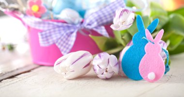 Tahtaların üzerinde paskalya yumurtaları ve laleler...