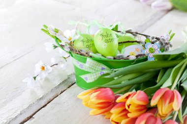 Tahtaların üzerinde paskalya yumurtaları ve laleler...