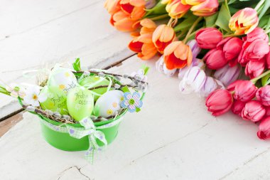 Tahtaların üzerinde paskalya yumurtaları ve laleler...