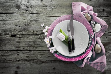 Paskalya sofra bahar çiçekleri ve çatal bıçak takımı. Tatil arka plan..