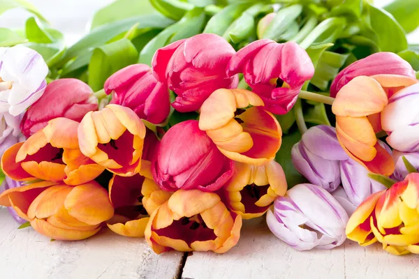 Pasen Achtergrond Kleurrijke Lente Tulpen Vintage Houten Bord — Stockfoto